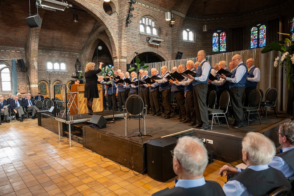 Het Tiels Mannenkoor o.l.v. Mariette Effing tijdens het Driekorenfestival op 15 maart in de Zandse Kerk in Huissen
