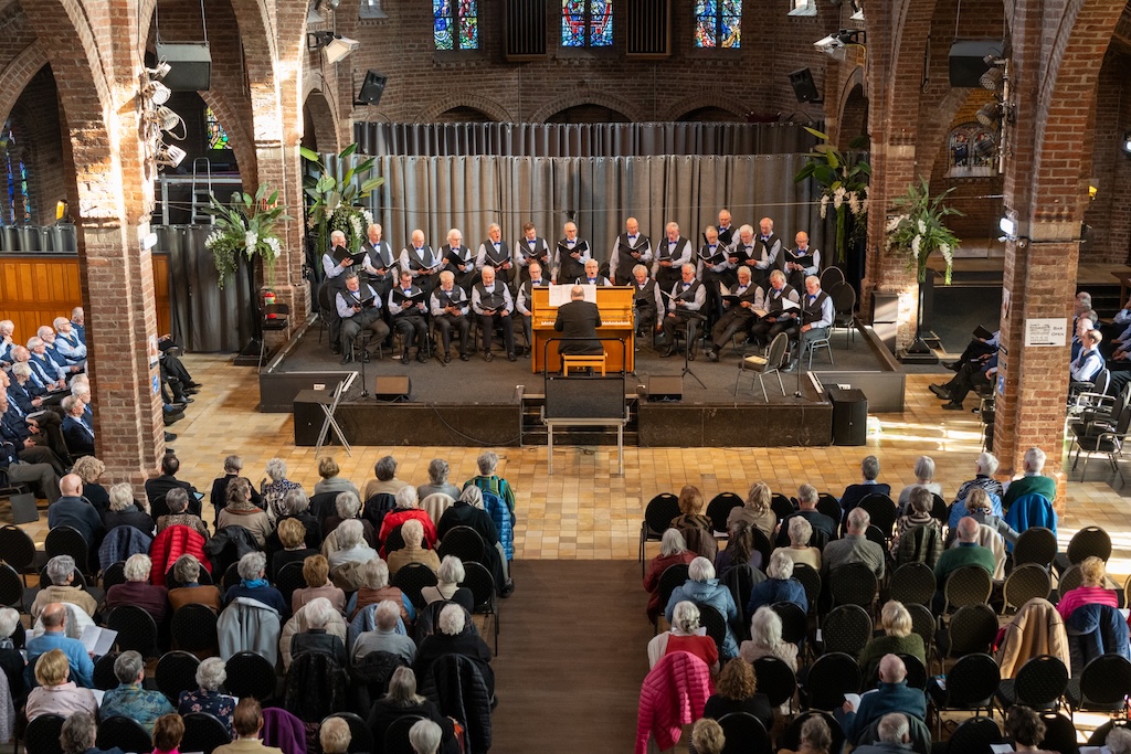 Het Lingewaards Mannenkoor tijdens het Driekorenconcert op 15 maart in de Zandse Kerk in Huissen