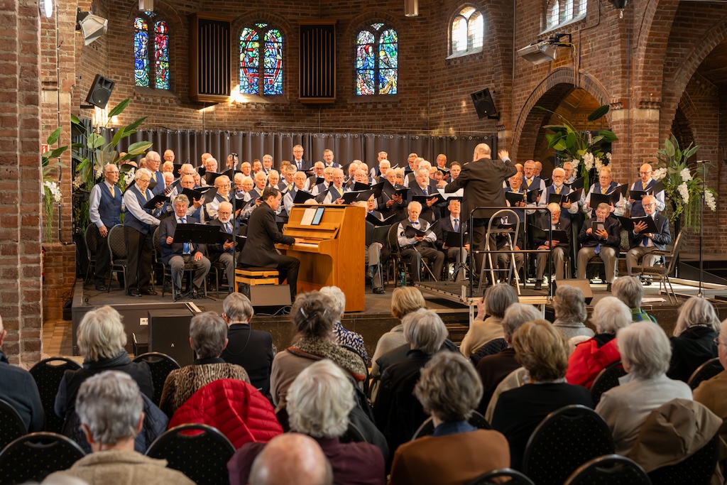 Het Lingewaards Mannenkoor, het Elster Mannenkoor en het Tiels Mannenkoor (totaal bijna 100 mannen) tijdens het Driekorenconcert op 15 maart in de Zandse Kerk in Huissen