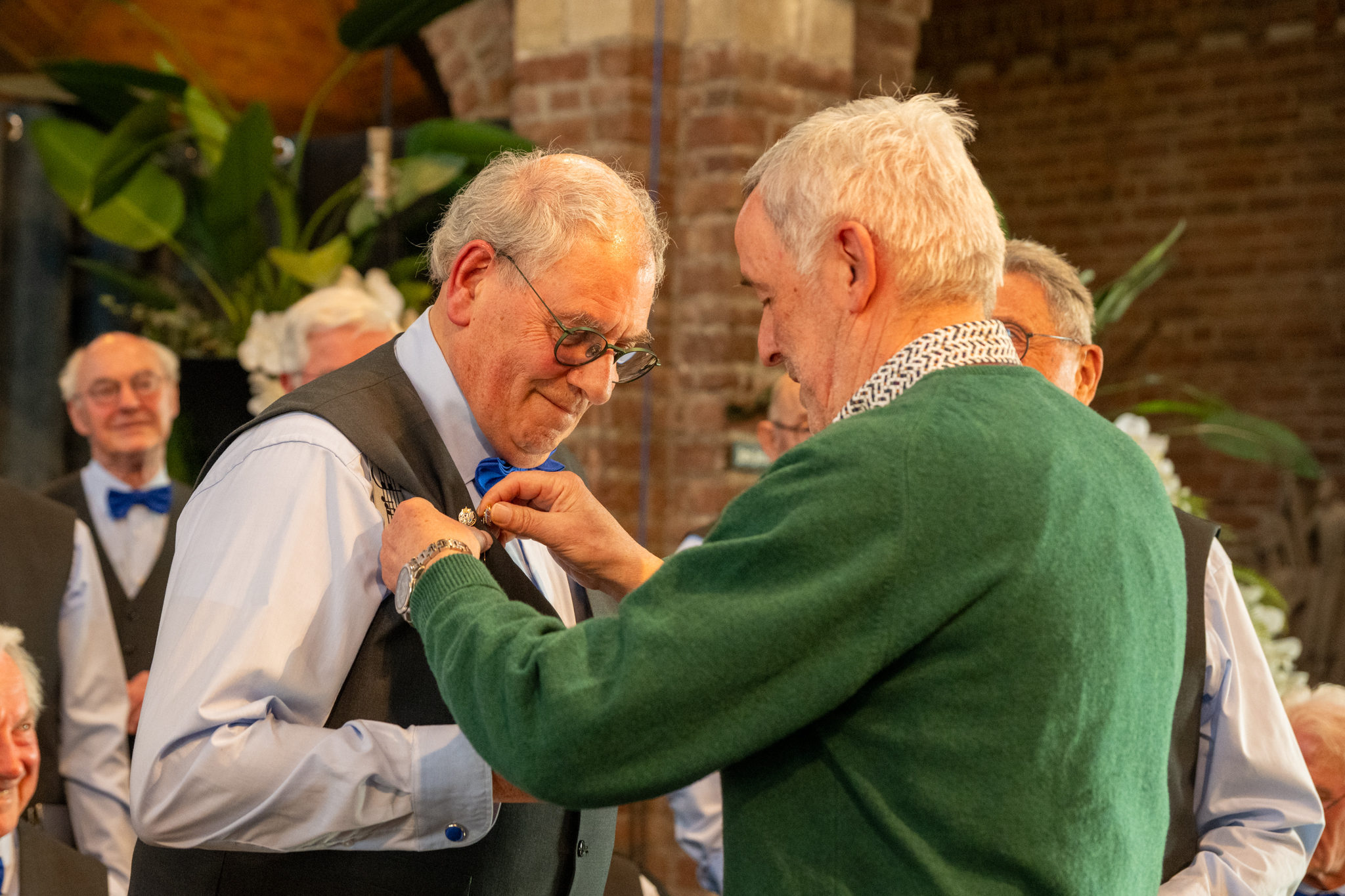 Huldiging van Martin Burghout voor 40 jaar lidmaatschap, tijdens het Driekorenconcert op 15 maart in de Zandse Kerk in Huissen